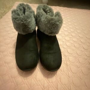 Ladies Sketchers slip on black winter w/fur boots size 8